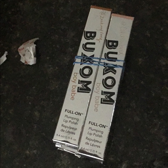 Boxom boy babe - Picture 2 of 3